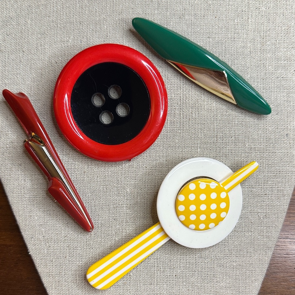 Colorful 70’s style brooch Set